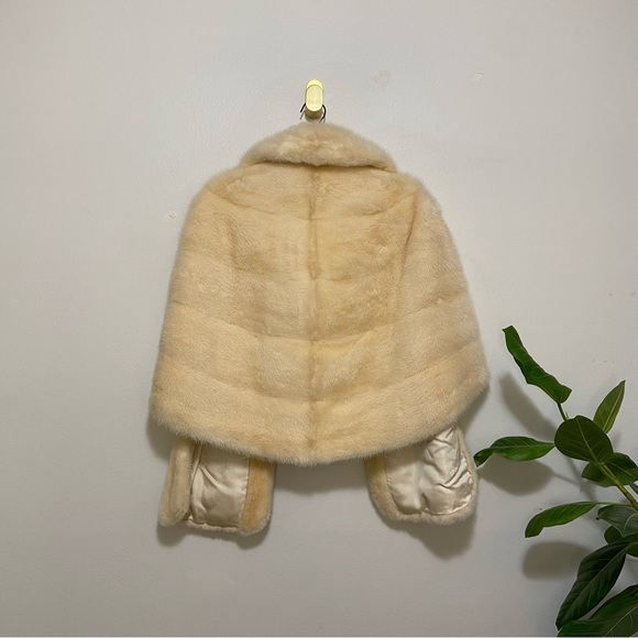 Vintage Furs by Nathan White Mink Fur Shawl Cape with Pockets - Picture 5 of 6